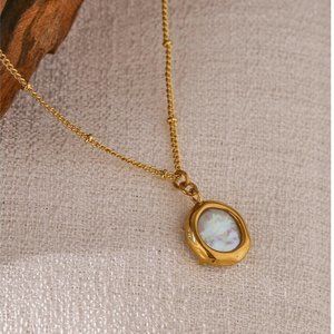 NEW 18K Gold Plated Mother Of Pearl Shell Oval Pendant Necklace